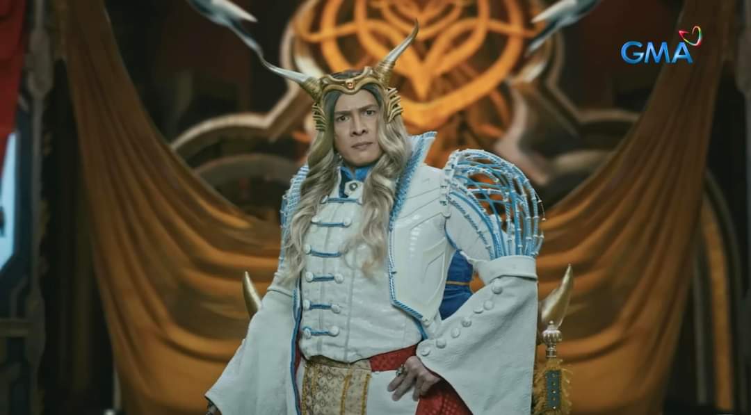 ILiveWriteNow's tweet image. I was always thinking na parang familiar itong so Bozanian Emperor. I've been racking my brain, trying to figure out where I've seen him. Then a friend mentioned on her post na akala niya si Vice Ganda.
Me: That's it! Mystery solved! #voltesvlegacy #voltesv #gma7 #GMA