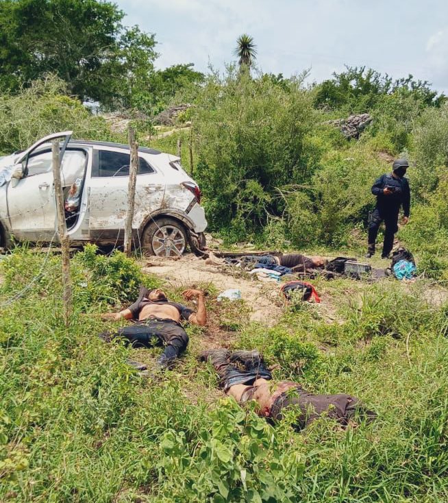 Sobre carretera #Reynosa-#SanFernando altura Ejido El Porvenir, tres abatidos y dos heridos tras agresión a balazos en #Tamaulipas