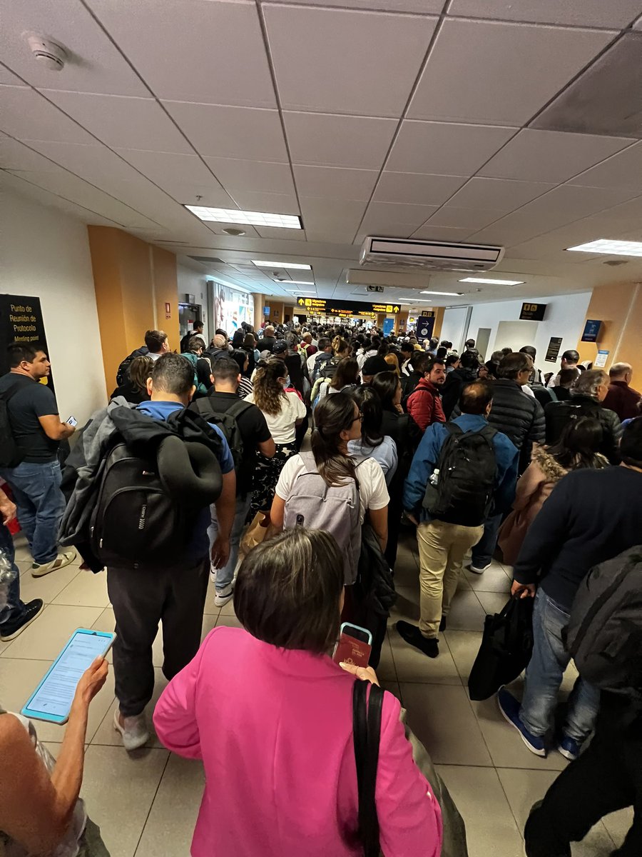 Pat3v's tweet photo. Cola en migraciones ahorita para entrar a Perú. Sin orden, los turistas quejándose, nadie sabe bien qué está pasando 😓 https://t.co/rUbBjv4y2X