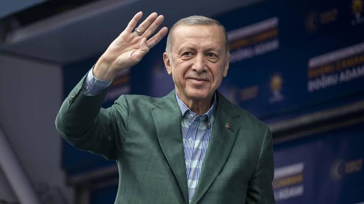 Erdoğan: 

'Bir diktatör seçimde 2. tura gider mi?'
