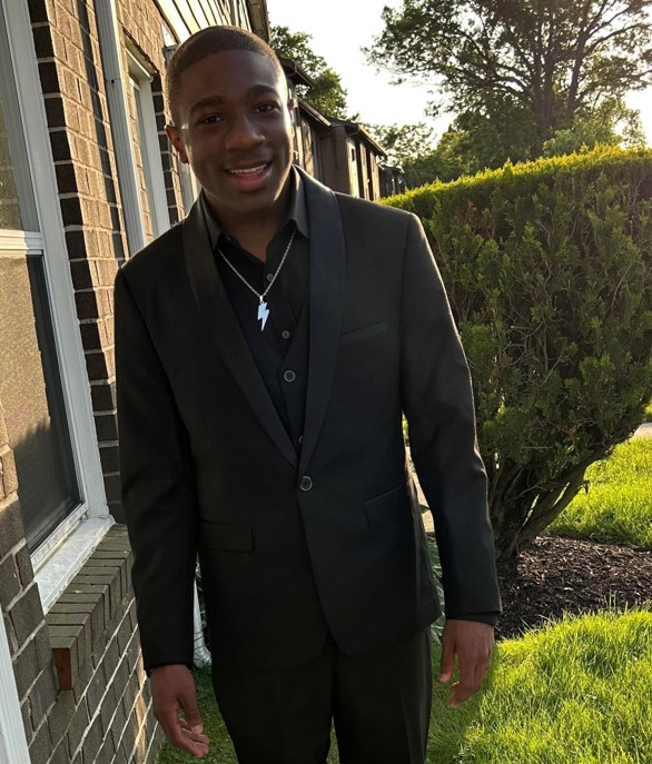 #CriticalMissing 17-year-old Carter Franklin, 5'6, 130lbs. L/s in the Essex area on 05/19/2023 at 7:08 p.m. wearing a black tuxedo and black and white shoes. Anyone with information is requested to call 911 or 410-307-2020. #PleaseShare #HelpLocate #BCoPD