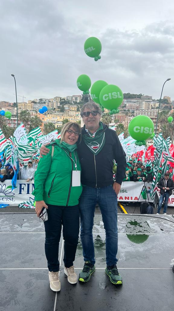 FilcaCisl's tweet photo. Tantissime delegazioni della Filca oggi a #Napoli, per la grande manifestazione #CgilCislUil. Chiediamo un confronto con il #Governo su #fisco, #pensioni, #sicurezzalavoro, salari. 
E vogliamo risposte concrete! https://t.co/3gvmKgjBqN