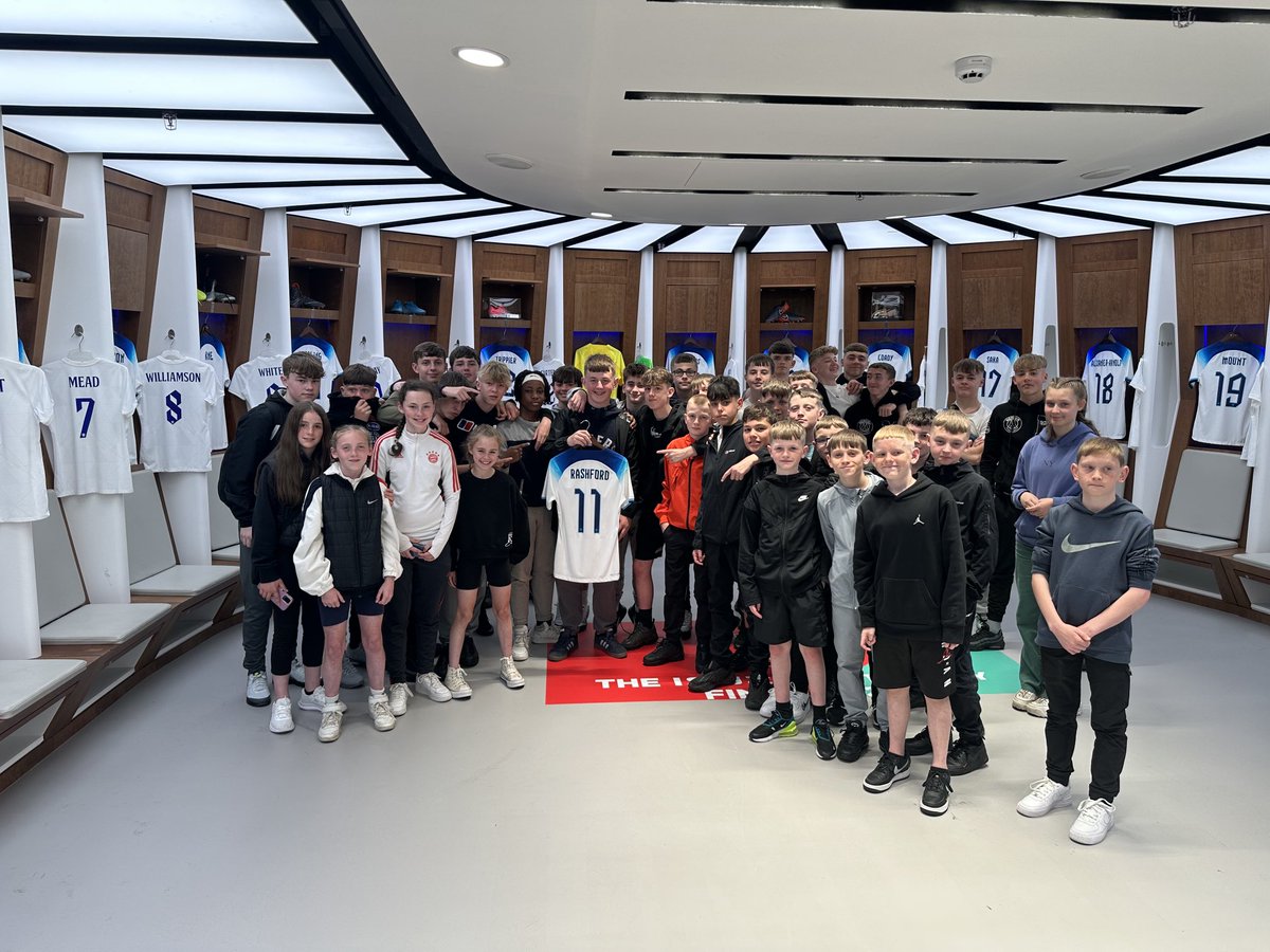 Our students were fortunate enough to get a photo with Rashford’s shirt which he wore against against USA. #hotproperty #educationwithcharacter #AAontour ⁦<a href="/pe5sportstours/">PE5 Sports Tours</a>⁩ ⁦<a href="/acc_academy/">Accrington Academy</a>⁩