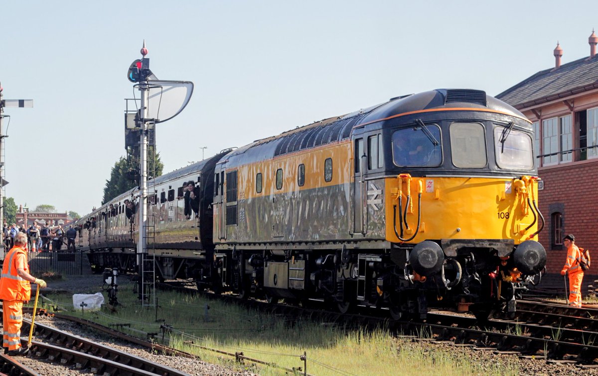 33108 powers out of Kidderminster Town on the 0930 service to Bridgnorth. 
#class33
#severnvalleyrailway

flic.kr/p/2oBBKPU