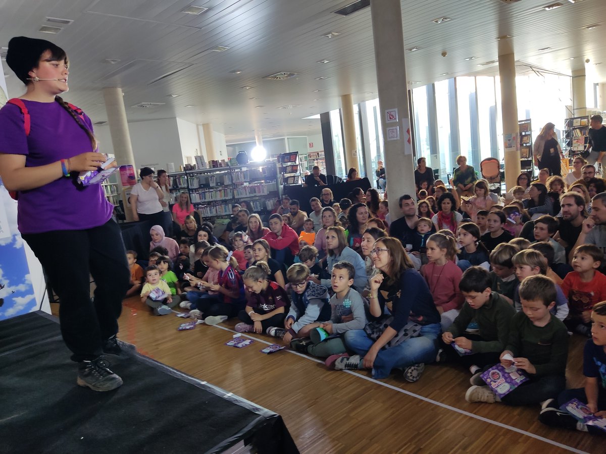 BiblioVendrell's tweet photo. 🎼 La Biblioteca està plena de llibres 🥁🎷
Ahir vam cantar aquesta cançó amb molt d'entusiasme i vam anar d'excursió amb el #Titó i el #JohnC
No sabem si s'ho van passar més bé els infants o els adults 😝😝
Moltes gràcies a totes les famílies que heu participat a #LaSupernit https://t.co/rKDHHUgefW