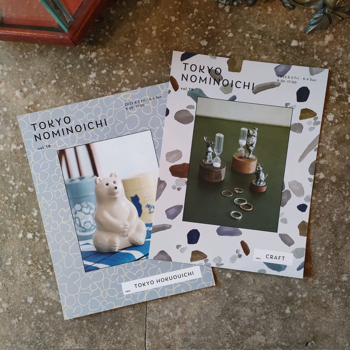 antiques_educo's tweet photo. 【東京蚤の市フライヤー第2弾　届きました！】
「クラフト」「東京北欧市」エリアを象徴する@ateliercoin さん @krone_kamakura さんの素敵なアイテムとフレームのように取り囲む @otsukiyumi さんの可愛らしいテキスタイルデザインが組み合わされたフライヤーです！
#東京蚤の市 
@tokyonominoichi https://t.co/CuAkFu2sfs