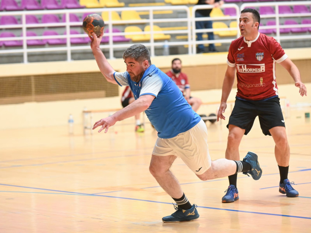 FCYLBM's tweet photo. 🤾 COMPETICIONES

Valladolid acoge una nueva cita del Campeonato de Veteranos de Castilla y León

Tendrá lugar este sábado y domingo en el PM "Huerta del Rey".

🗞️ https://t.co/OfXnMAsfAJ

#️⃣ #CyLesBalonmano https://t.co/fg66CTCXF7
