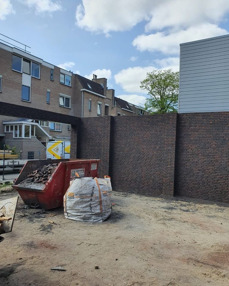 De tuinmuur bij het appartementencomplex in het centrum van Almelo is nu ook gereed. Op naar de bouw van de parkeergelegenheid.

Heeft u ook bouwplannen? Neem eens een kijkje op aannemersbedrijf-hoek.nl

#vakmanschap #bouwendnederland #bouwproject #bouwbedrijf #bouwen #almelo