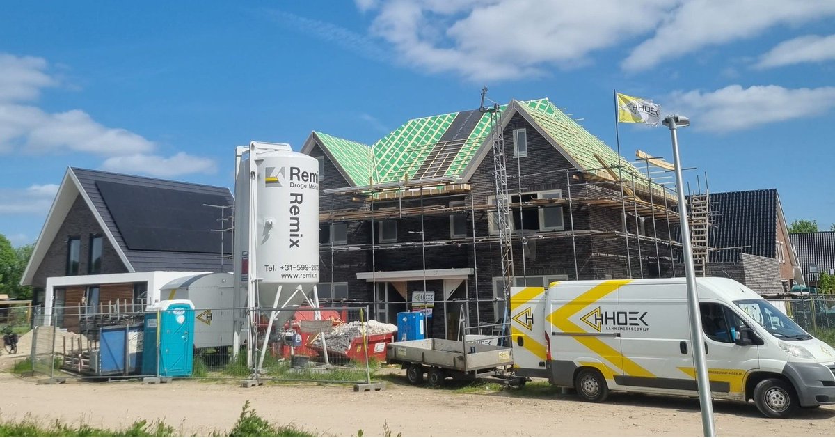 Afgelopen week heeft het bouwteam van Hoek de dakplaten van deze grote 2-onder-1-kap woning in Groenlo.

Heeft u ook bouwplannen? Neem eens een kijkje op aannemersbedrijf-hoek.nl

#vakmanschap #bouwendnederland #bouwproject #bouwbedrijf #bouwen #groenlo