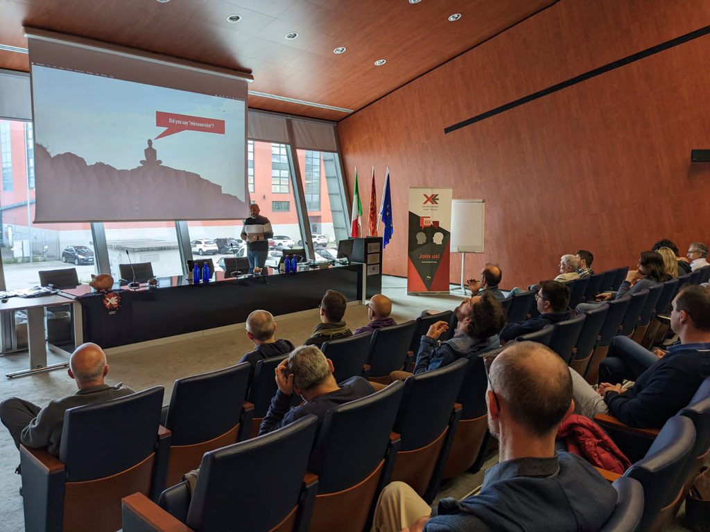Alessandro Melchiori @amelchiori  live al #XeOneDay Mestre 2023 ci sta parlando di “Microservices tips&amp;tricks con .net e DAPR”