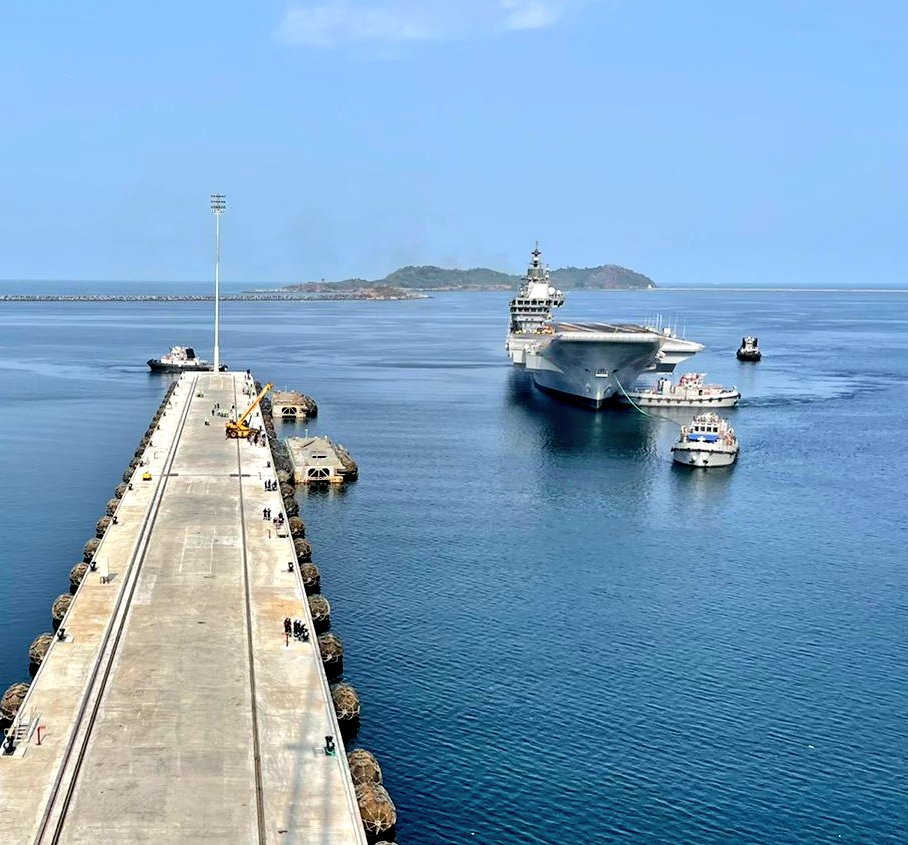 Just In ⚡⚡

INS Vikrant indigenously built aircraft carrier of Indian Navy docked 1st time at newly built berthing facility at Karwar naval base under project Sea bird 🌊

Once built fully it will be one of biggest Naval base in Asia & world. 

Vikrant is Mesmerizing 💙🇮🇳