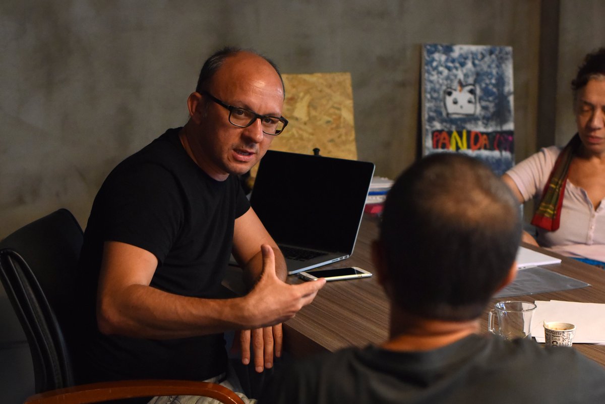 ÜMİT KÖREKEN'in senaryosunu Anton Çehov'un Martı adlı tiyatro oyunundan esinlenerek yazdığı ikinci uzun metrajı BİR UMUT <a href="/Baska_Sinema/">Başka Sinema</a>'da vizyonda. Filme dair röportajım <a href="/FilmArasiDergi/">Film Arası Dergisi</a>'de.

💬 ❝Sanata bakışım görünmeyenin ardındakine bakmak❞
🔗 filmarasidergisi.com/sanata-bakisim…