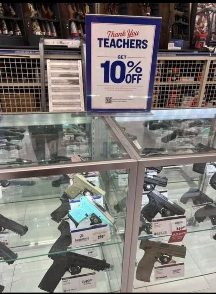 carlitaki's tweet photo. En Estados Unidos sí que piensan en nosotros, los profesores. https://t.co/1F11r0jwRe