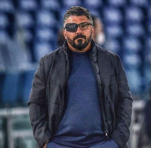 pierpi13's tweet photo. Sono pochi gli uomini che nel mondo del calcio lasciano un segno oltre il pallone. Gennaro Rino Gattuso è uno di questi.
Quando allenava in Grecia, dopo le sue dimissioni, si incaricò di pagare personalmente gli stipendi ai giocatori: 50.000€.
A Pisa, quando la società aveva ormai abbandonato staff tecnico e squadra, Rino, il campione del mondo, comprava personalmente le casse d’acqua per i giocatori, “altrimenti bevono alla fontanella” diceva.
Sempre a Pisa, nel bel mezzo del caos societario, con quella personalità che è solo sua, riconoscibile tra mille, affermò: “Sì, può anche fallire tutto, ma io sarò l’ultimo a lasciare la nave!”.
Persino a Milano, casa sua, dove ha vinto tutto, non si è scordato di essere Rino, l’uomo, il maestro di vita prima che il mister, il giocatore. Al suo addio infatti, a maggio del 2019, ha rinunciato alla sua buona uscita per permettere l’intero pagamento delle 24 mensilità del suo staff. Chi altri lo farebbe? Ma soprattutto, a quanti lo avete visto fare?
A Napoli, durante la scorsa primavera, in piena crisi sanitaria, ha rinunciato al suo stipendio per pagare staff e magazzinieri. Molti, come al solito, si sono preoccupati di liquidare questi gesti con un banale “eh, se non lo fa lui...”. Perché siamo soliti a vedere il marcio in tutti e in tutto, senza però fare poi realmente niente di concreto per gli altri.
Dunque è vero, lui può permetterselo, ma a differenza di molti si è permesso di farlo davvero.
Mimmo Gianturco
