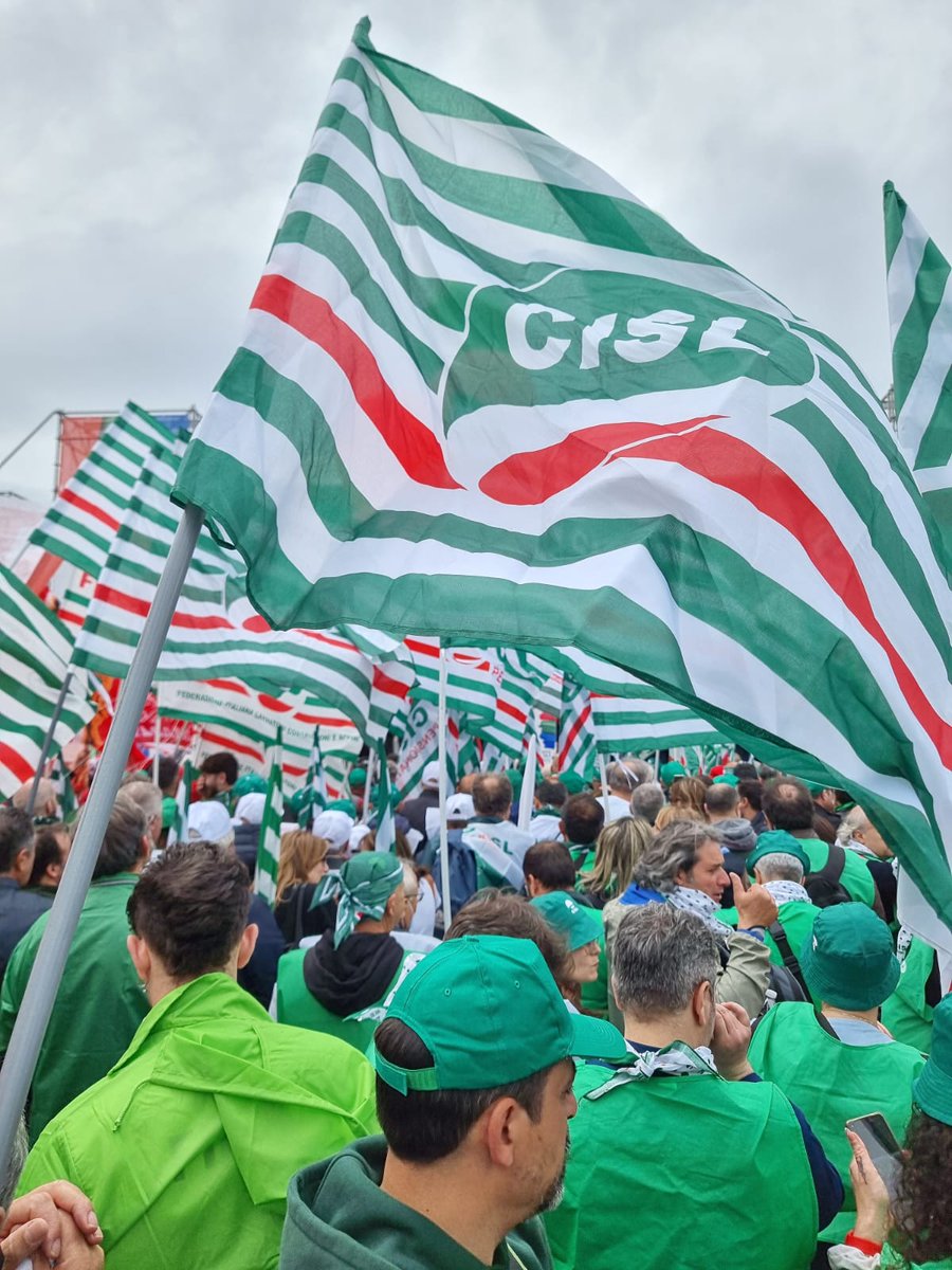 fircisl's tweet photo. La #FirCisl oggi a #Napoli “Per una nuova stagione del lavoro e dei diritti” Napoli terza tappa della mobilitazione di #CgilCislUil https://t.co/zYCegyB8c8