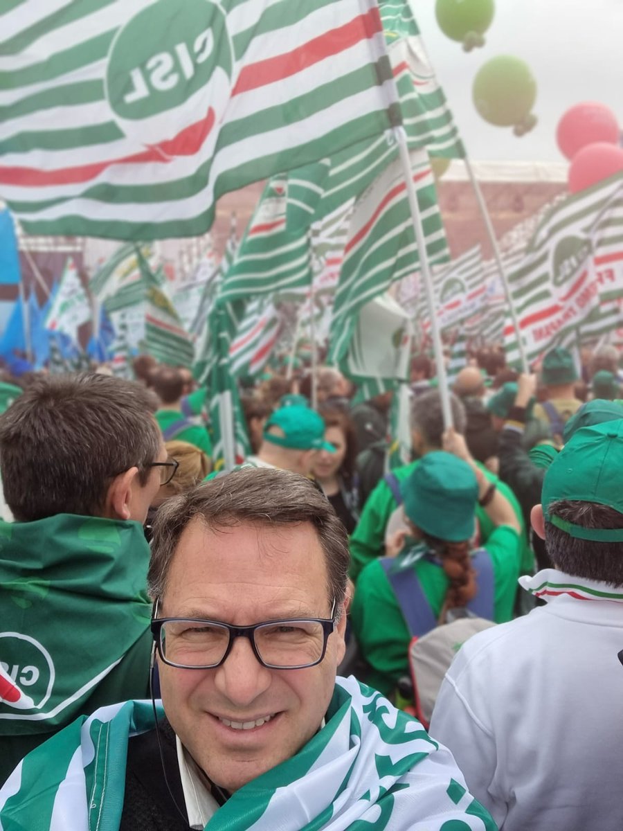 fircisl's tweet photo. La #FirCisl oggi a #Napoli “Per una nuova stagione del lavoro e dei diritti” Napoli terza tappa della mobilitazione di #CgilCislUil https://t.co/zYCegyB8c8