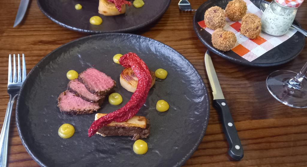 mharicoxon's tweet photo. Hi! @GoodFoodGuideUK I just nominated the wonderful @Robbie_lorraine and team at @Foodandcourses for best local restaurant. I know that so many who have eaten there will agree. Hope they share their votes too. #foodie 
https://t.co/xr8T9Oi1ZU https://t.co/cUSLqEilLr