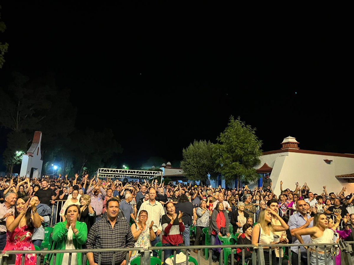 Así disfrutamos los magdalenenses de la música del #ElGranSilencio en el #FestivalKino26 lleno total! 
Seguimos haciendo historia, gracias <a href="/AlfonsoDurazo/">Alfonso Durazo</a> por hacerlo posible

 #MagdalenaPuebloMágico
#TodosSomosPueblo 
#LaMagiaComienzaEnMagdalena