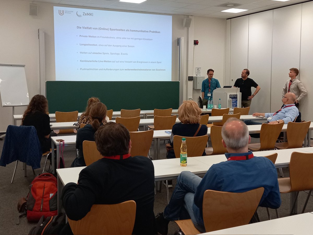 fg_spoko's tweet photo. Philip Sinner leitet das Panel unserer FG  @fg_spoko zu Auswirkungen der Automatisierung, Regulierung und Überwachung von Online-Sportwetten auf der #dgpuk2023 in Bremen @DGPuK2023 https://t.co/0eF9bd2cWS