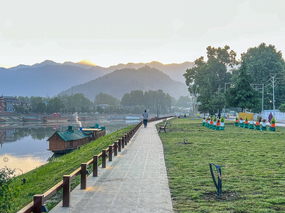 UCFDesignStudio's tweet image. Some early morning pictures from Jhelum River Front 🤍
.
welcome to Kashmir 2.0 ❤️
 @narendramodi  @manojsinha_ @AtharAamirKhan @sclsrinagar  @srinagaradmin @KashmirLife @JandKTourism @g20org  @mingasherpa @kishanreddybjp