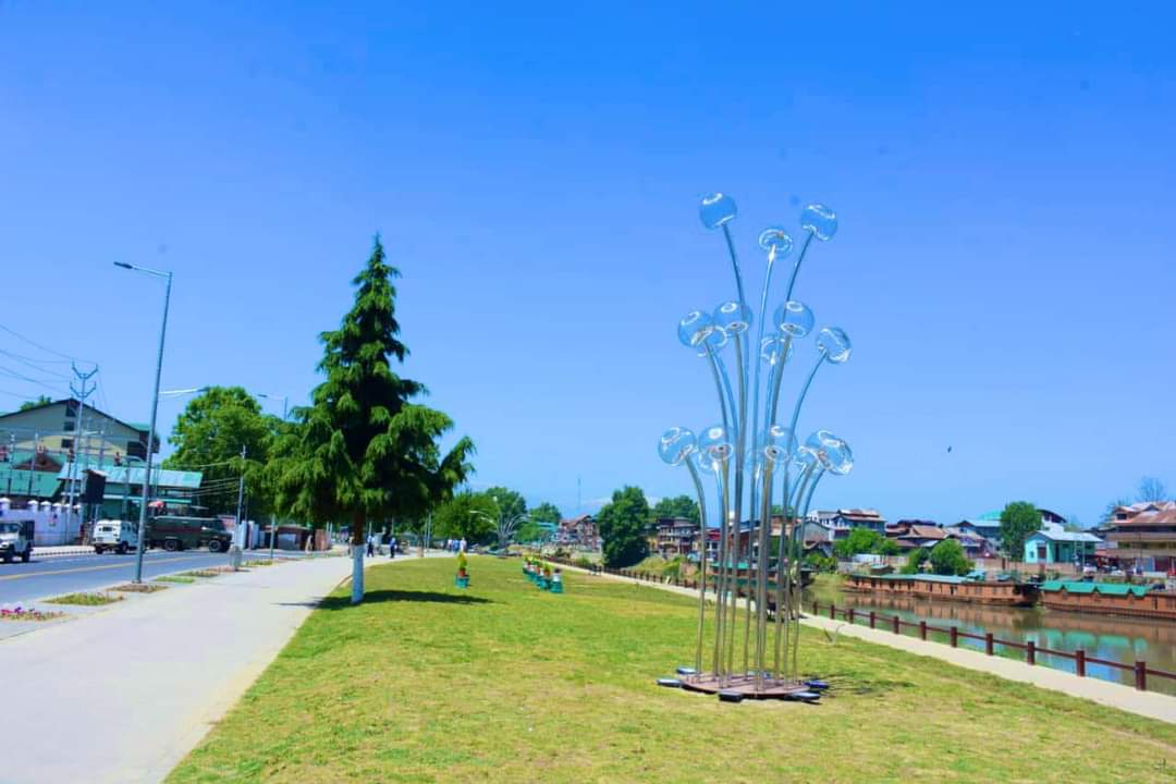 UCFDesignStudio's tweet image. Some early morning pictures from Jhelum River Front 🤍
.
welcome to Kashmir 2.0 ❤️
 @narendramodi  @manojsinha_ @AtharAamirKhan @sclsrinagar  @srinagaradmin @KashmirLife @JandKTourism @g20org  @mingasherpa @kishanreddybjp