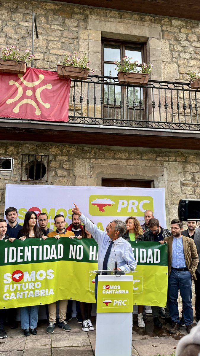 💢 En este balcón de #CabezondelaSal comenzó, en 1977, la recuperación del nombre de #Cantabria 🇵🇱