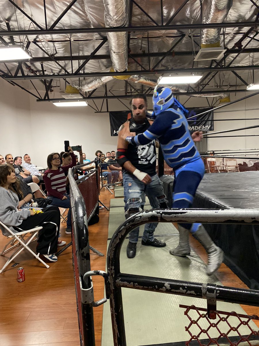mpwxpress's tweet image. An X-Press exclusive action shot of tonight’s instant classic between Bateman and @RealSuperBeetle — while Bateman took the win, Super Beetle took the crowd, retiring to the locker room with the crowd chanting his name. Absolutely incredible night!