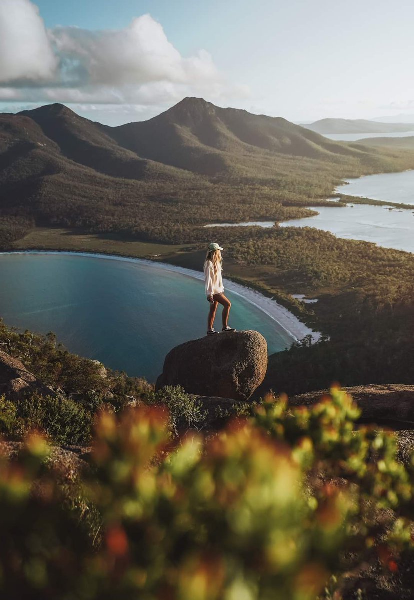 Wineglass Bay and the Freycinet Peninsula from Mt Amos 🏞 pic: instagram.com/she.who.explor…