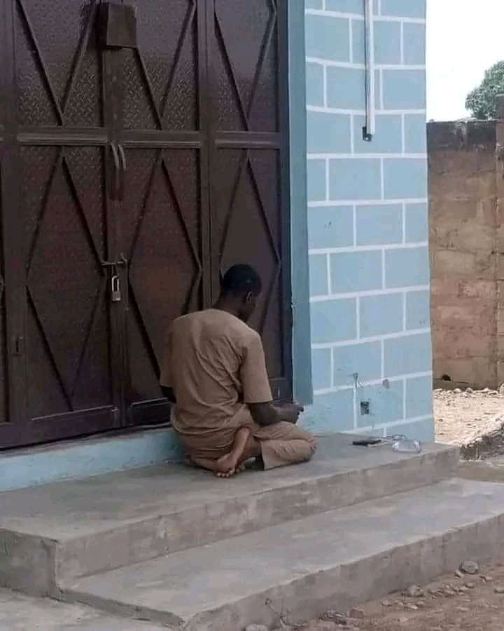 A Muslim man praying in front of a church in ogbomoso nothing happened, but can a Christian pray Jesus in front of a mosque in sokoto without been burnt to death ??

Ogboni Apapa caramel Opay James brown INEC seun lege Deji Mr peter obi Cuppy EFCC chairman
Solomon buchi  Tuface