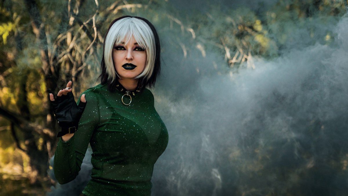 We have a world to save.
Photo taken by @Cooper_BurnsAz 
Still feeling down but feeling grateful I have this set to look through 
.
.
#xmen #xmenevolution #rogue #roguexmen #roguecosplay #xmencosplay #marvel #cosplaygirl #cosplaymodel #cosplayphotoshoot