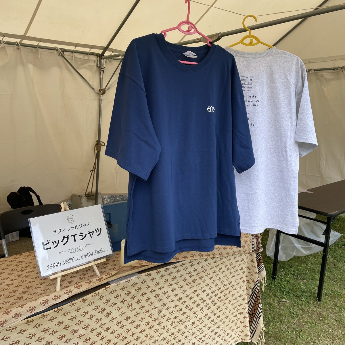lotus_mbc's tweet photo. オフィシャルグッズTシャツは会場後方の物販テントにて販売しております！
是非ゲットしてくださいね✊🏻

 #lmbc23  #Tシャツ  #グッズ https://t.co/3dMq0VhlQs