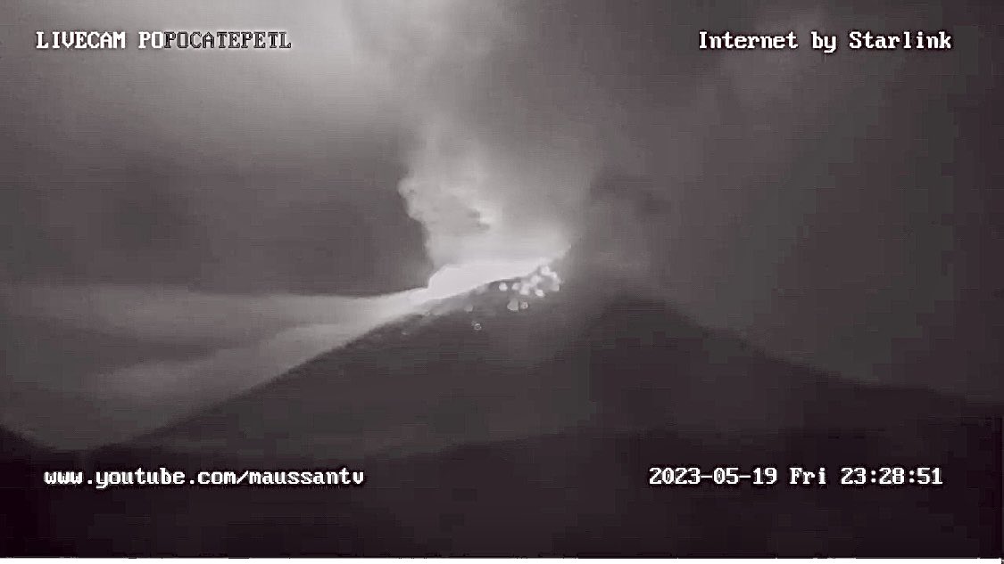 GusSalvatori's tweet photo. Expulsión de material incandescente y balísticos a corta distancia, así como fumarola con dirección al NO. en este momento en el volcán 🌋 Popocatépetl https://t.co/twydaXpUEQ