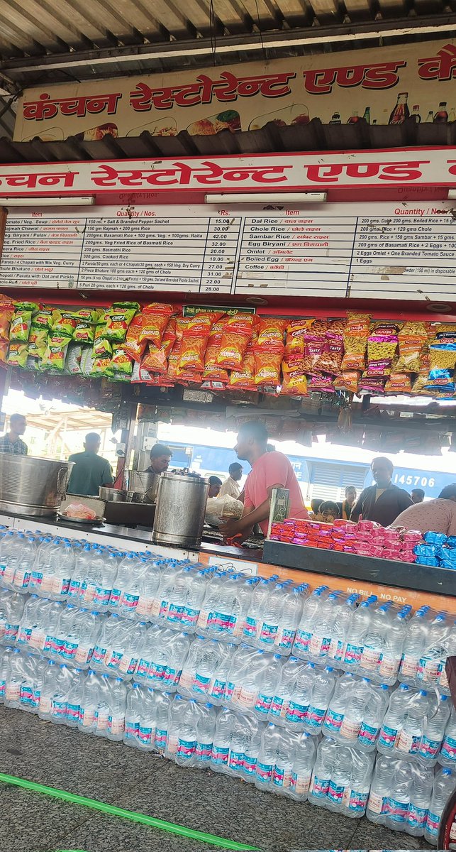ajaybartender's tweet photo. I am at Virangana Lakshmibai Jhansi station on platform no 3 there is a one shop they are charging extra on MRP and the guy was talking rudely I am requesting to take immediate action against him
@RailMinIndia
@Central_Railway
@RailwaySeva https://t.co/x4VUKrPqRA