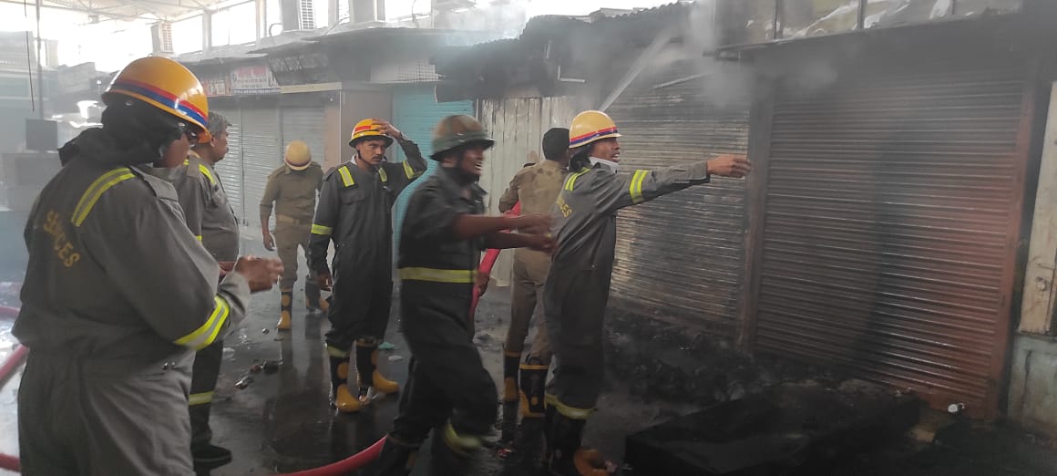 lucknowfire's tweet image. #लखनऊ - FS अमीनाबाद के अंतर्गत गड़बड़झाला मार्केट में दुकान में आग लगने की सूचना मिलते ही , तत्काल FS अमीनाबाद यूनिट ने मौके पर पहुंचकर आग को पूर्ण रूप से बुझा दिया , कोई जनहानि नहीं हुई।
@fireserviceup @cfo_lko @fireheadquarter 
#weservetosave
#Quickresponsetime