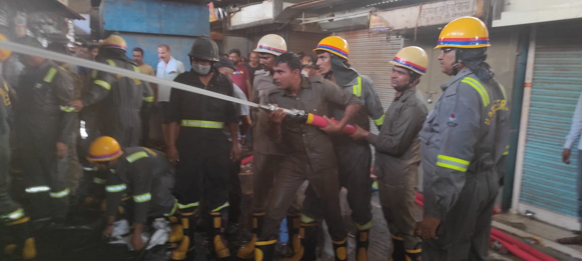 lucknowfire's tweet image. #लखनऊ - FS अमीनाबाद के अंतर्गत गड़बड़झाला मार्केट में दुकान में आग लगने की सूचना मिलते ही , तत्काल FS अमीनाबाद यूनिट ने मौके पर पहुंचकर आग को पूर्ण रूप से बुझा दिया , कोई जनहानि नहीं हुई।
@fireserviceup @cfo_lko @fireheadquarter 
#weservetosave
#Quickresponsetime