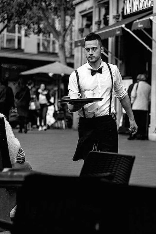 Ho fatto il cameriere per undici anni.
Fra le tantissime cose che ho imparato c'è questa, che il mondo si divide in due categorie: quelli che passano il piatto al cameriere, e quelli che non passano il piatto al cameriere.
Quelli che ti passano il piatto sono quelli che ti