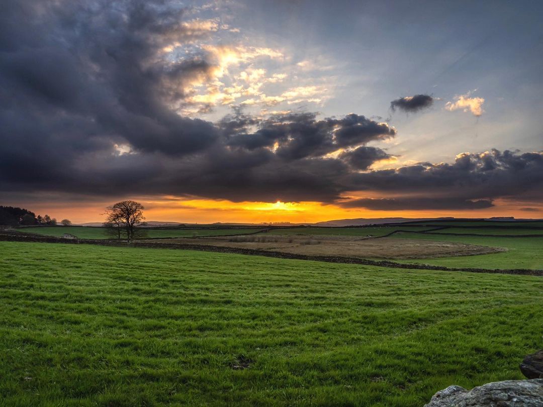 Last night’s Silsden sunset
Moody and dramatic
#olympuspassion #silsden #yorkshire #sunset #sunsetlovers #sunsetphotography #naturephotography #naturelovers #olympusphotography #olympusuk #uk_shots #uk_0utdoors #yorkshiredalesphotography #landscapesofyorkshire #britishlandscape