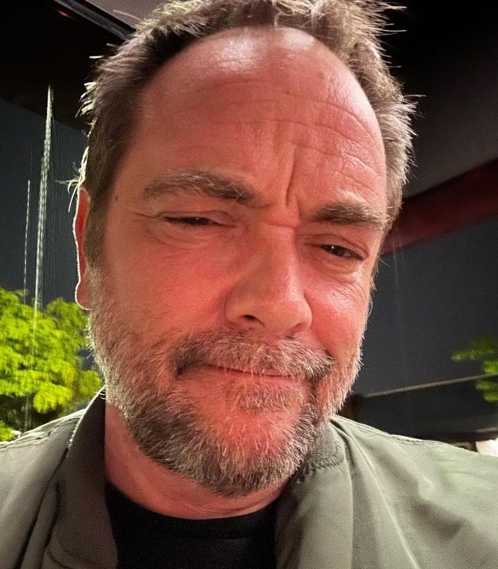 How does this man just keep getting better looking, with every new pic he posts?
#marksheppard #SaveWalkerIndependence