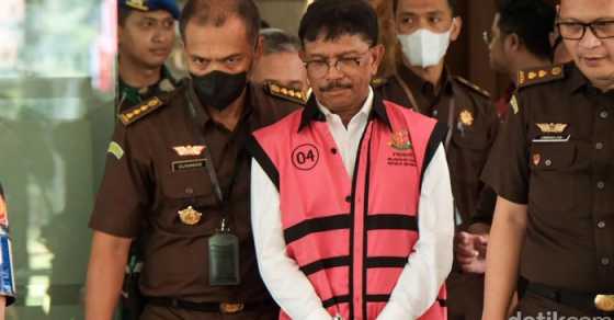 KBA_ONE's tweet photo. Jokowi Hentikan Johnny G Plate Sebagai Menkominfo https://t.co/WxCznUKp2N https://t.co/yM3HtOTNVQ