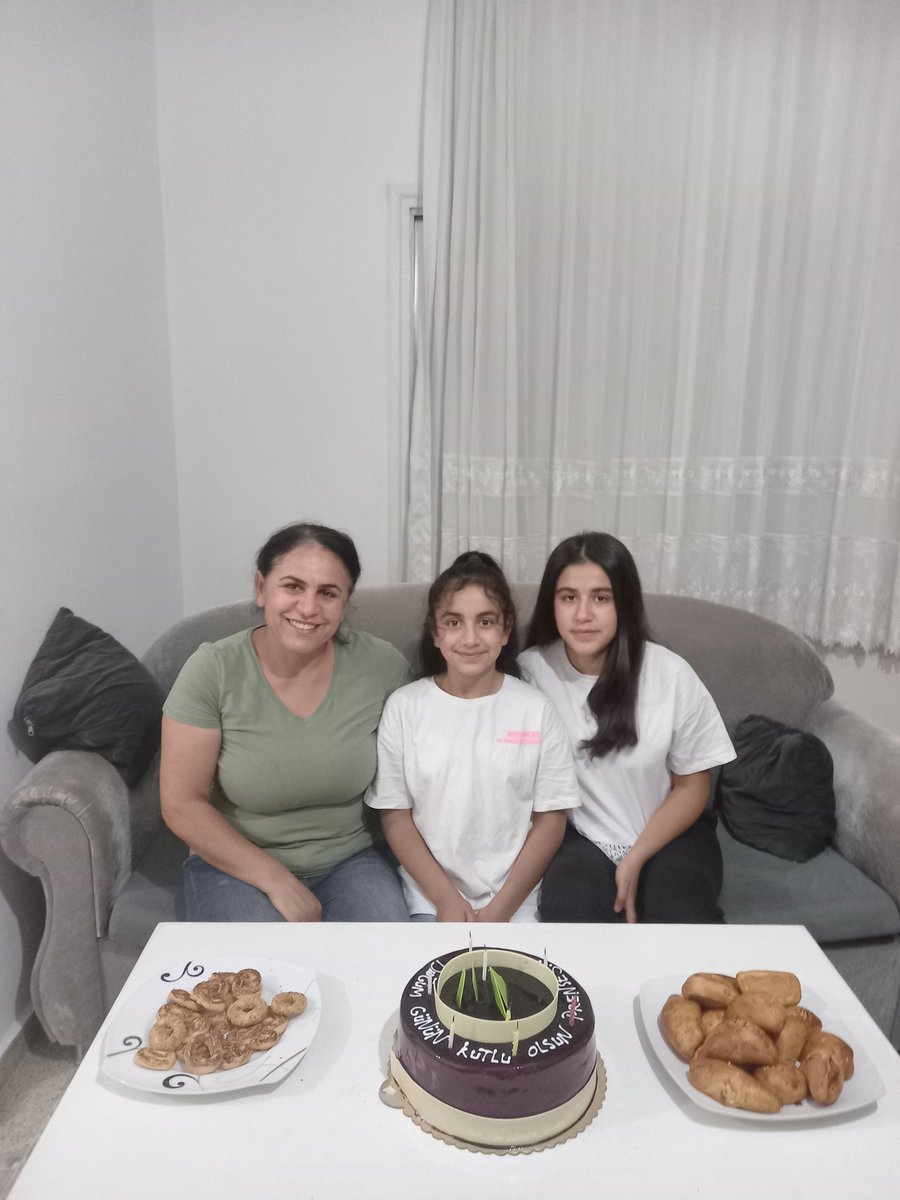 Safiyecevik_'s tweet photo. Nehirim iyi ki doğdun kuzum iyi ki varsın hep var olacaksın. 13 yaşına giremeden gittin hayatı yaşayamadan Bu sefer sen çağırmadın arkadaşların geldi yanına seni çok seviyoruz ve çok özlüyoruz 
#iyikidogdunnehir
#isiasaortakdavamız https://t.co/A9gMrnN0pz