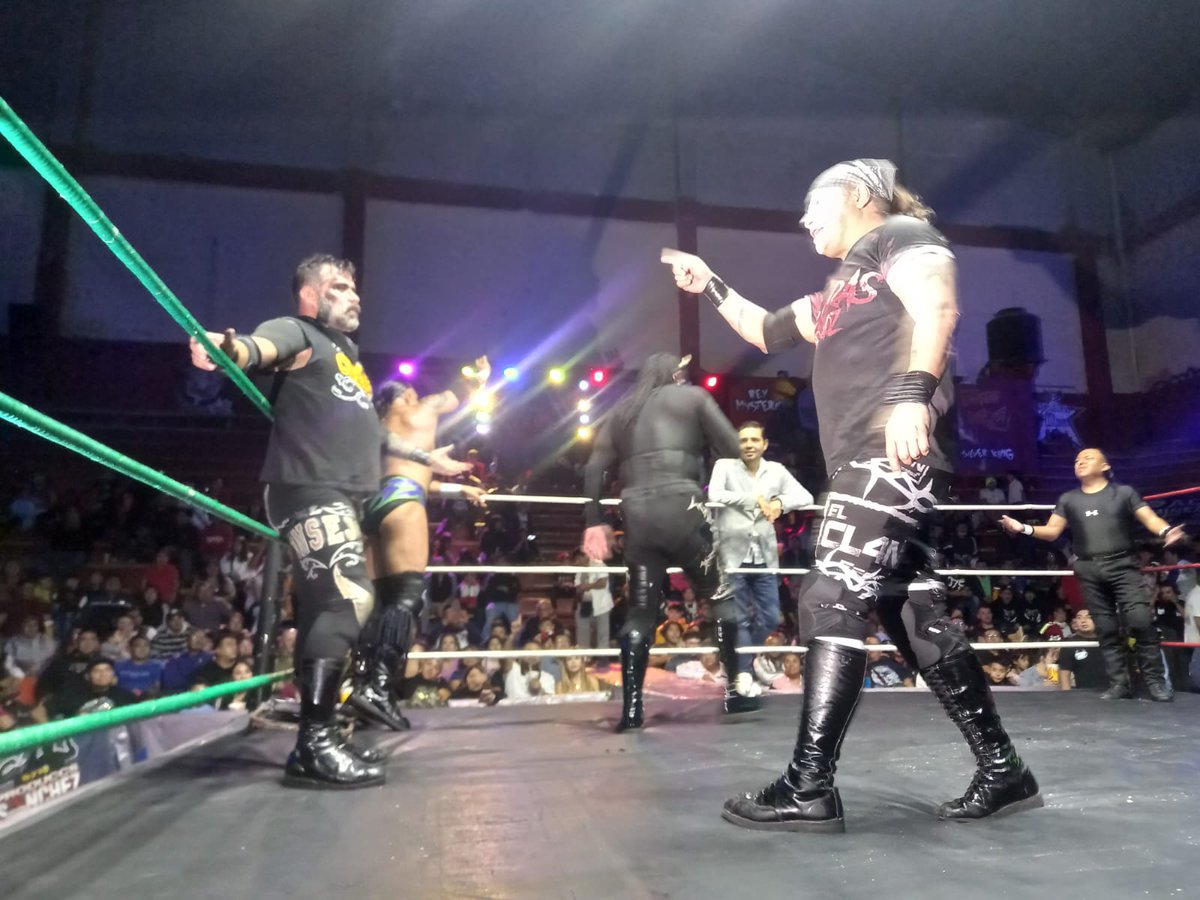 LaTijeraLucha's tweet photo. En una lucha semifinal de nostalgia y reencuentros, en un empate para los #LunaBlood en contra del #Consejo en la pletórica #ArenaNeza se reencuentran @ElTexanoJr y el #CapoMayor donde interviene @supernovaindy con una silla, misma que el referí #CarlosRojas confunde a #MrElectro https://t.co/qCuAvIzBKl