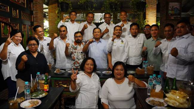 GIBRAN "MENDUKUNG" PRABOWO
.
.
.

Sebenarnya, sejak awal semburat tebal warna dukungannya pada Prabowo sudah terlihat. Bila lantas di Solo deklarasi itu benar muncul, ini klimaks. Ini sesuai arah warna yang kini terang benderang.