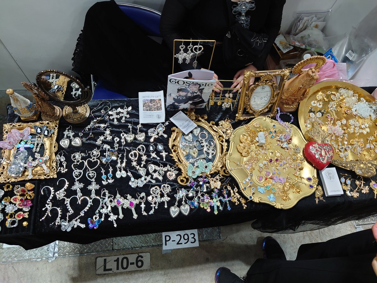 heppokoranger's tweet photo. #デザフェス57 
#P293
リコロでもお馴染みのＧＯＳＨさん出展中

メロンちゃんも売り子でおるでよ
٩(๑´3｀๑)۶
綺麗なアクセサリー見に行こー！ https://t.co/9gkG9iIcDU