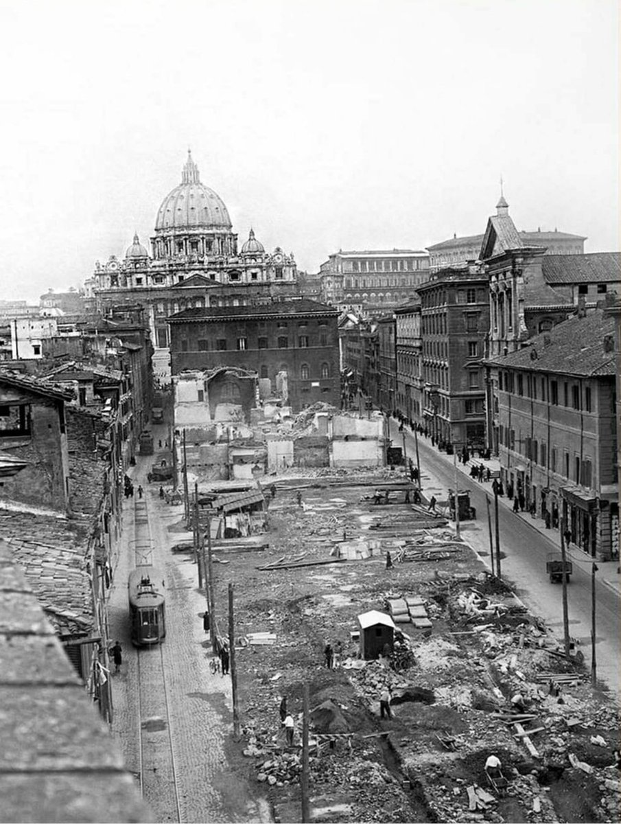 Demolizione #Spina di #Borgo. #SanPietro #rione #rioni di #Roma #ViadellaConciliazione #Prati #CittadelVaticano #Vaticano #RomaSparita #Basiliche  #photo #foto 1937 l'anno del mio papà