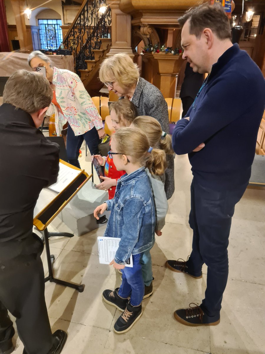 stpaulssinfonia's tweet image. Superb concert last night with wonderful Jeneba @thekannehmasons wowing the audience with the Florence Price piano concerto! Here is maestro @Andrew_C_Morley showing our younger audience members the complexities of an orchestral score during the interval. We&apos;re back on 16 June!