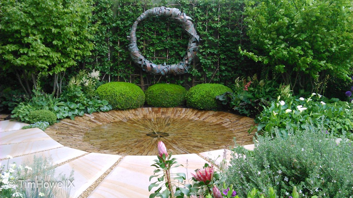 TimHowellX's tweet photo. #CountdownToChelsea #RHSChelsea 3 days to go-I was hoping to see @charlesalbone return to Chelsea in 2023, but it wasn’t to be. Maybe next year we’ll see some more fantastic designs from Australia. Here are gdns from '15 and '16,built by Conway Landscaping & Design (Australia). https://t.co/ZWYS9w82eL