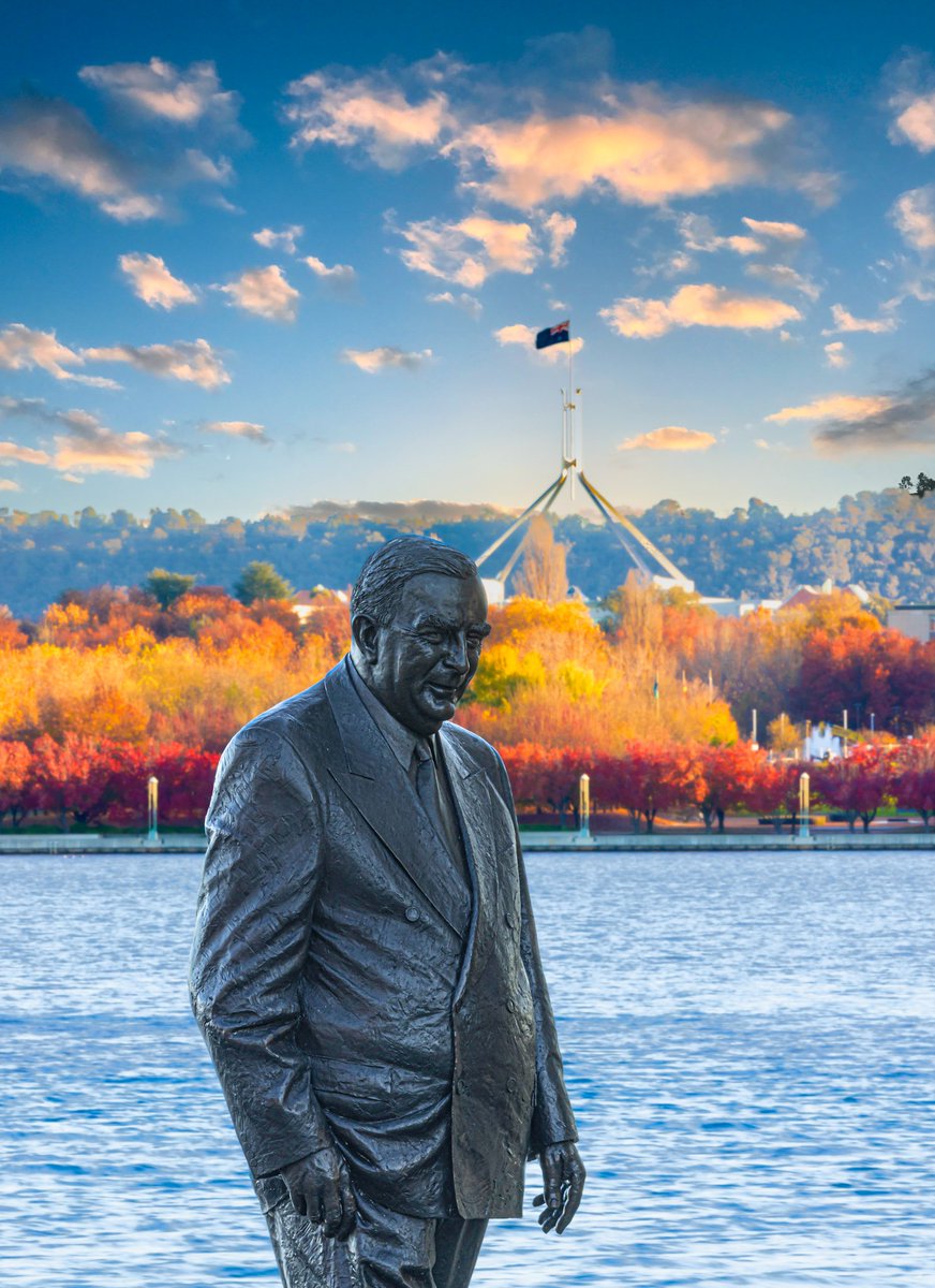 It might be miserable weather out there but nothing will stop Sir Robert Menzies from smiling.
Hope you all are staying warm and cosy.
❤️💛💚💙
.
.
.
#wildweather #coldsnap #robertmenzies #parliamenthouse @visitcanberra #autumnhues @Australia @Canberra