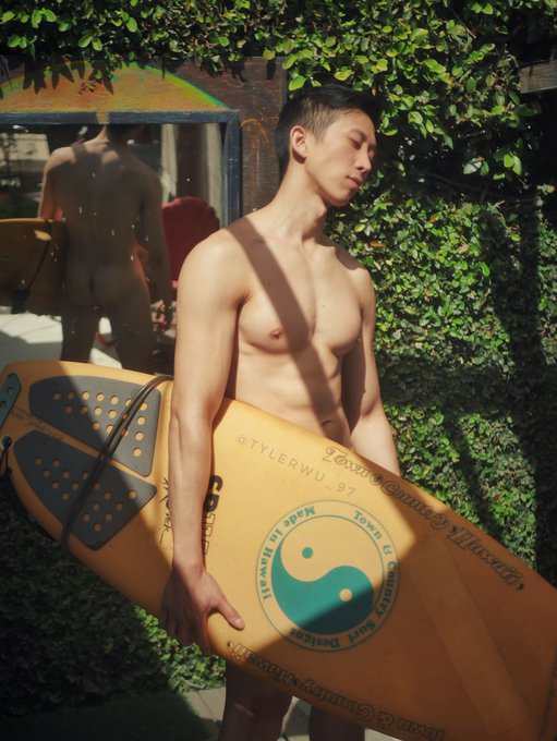 Kiss or slap? 🍑 https://t.co/L2tX13JZAH