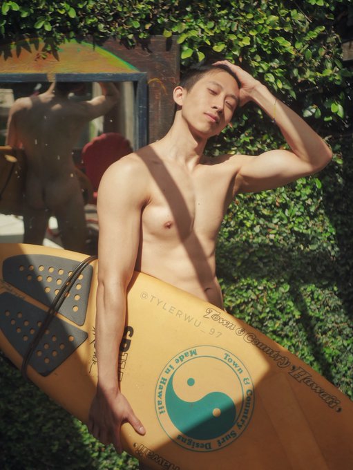 Kiss or slap? 🍑 https://t.co/L2tX13JZAH