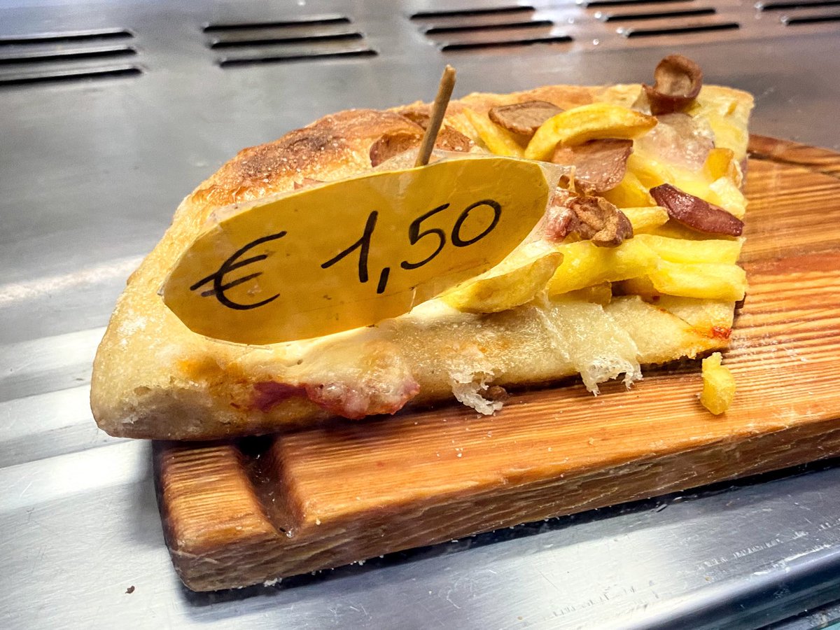 One giant leap for mankind: die Wurst-Pommes-Pizza! Warum mussten wir darauf so lange warten?